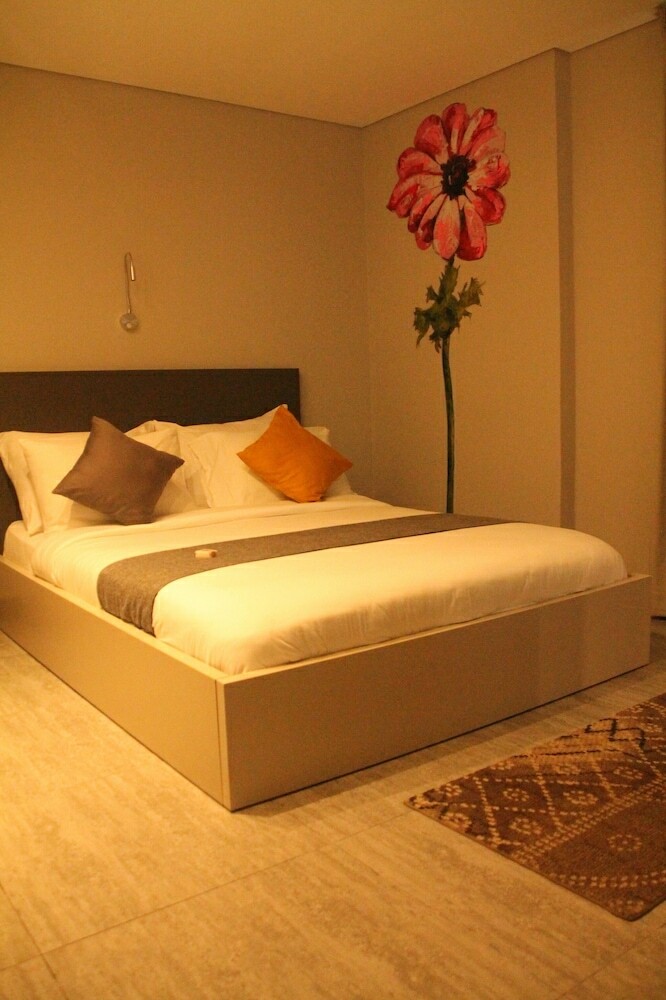 Urbano Hotel By Roots
