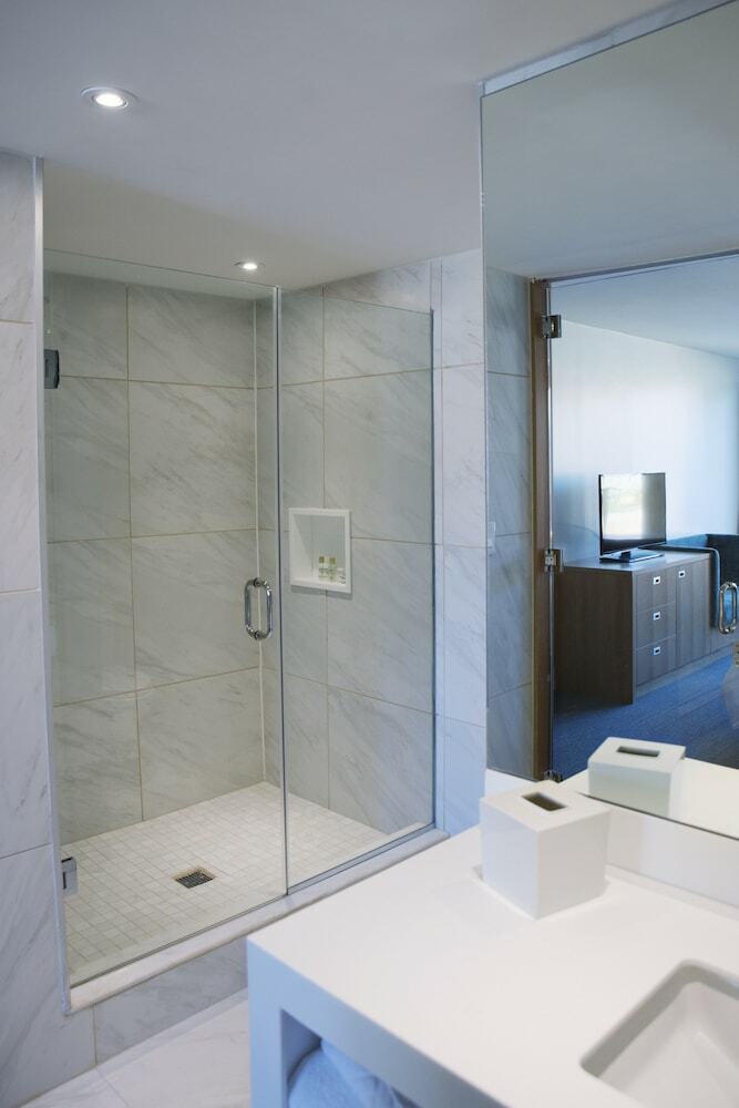 West Wing Hotel, Ascend Hotel Collection