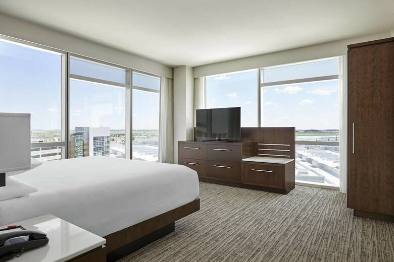 Calgary Airport Marriott In-terminal Hotel