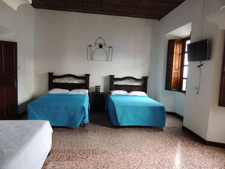 Hostal Feathers Hotel And Lounge