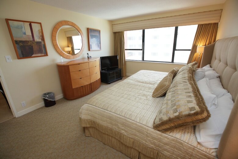 Deluxe Beach Resort - Hora Rentals