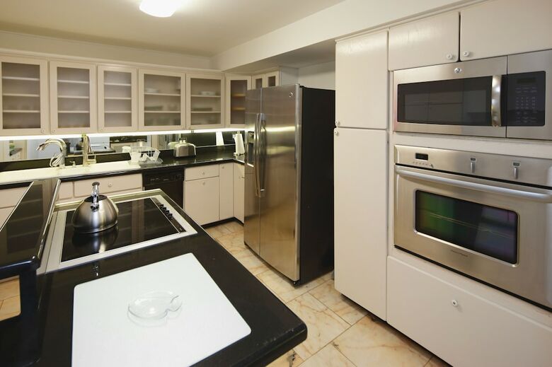 Deluxe Beach Resort - Hora Rentals