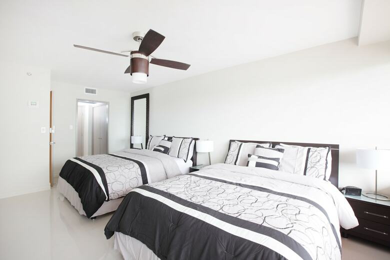Deluxe Beach Resort - Hora Rentals