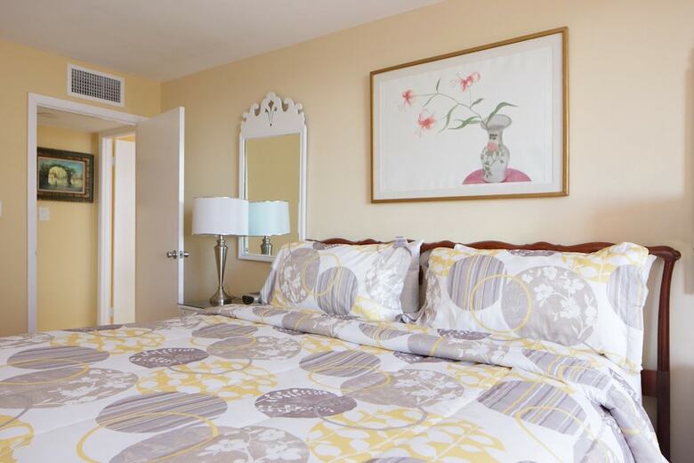 Deluxe Beach Resort - Hora Rentals