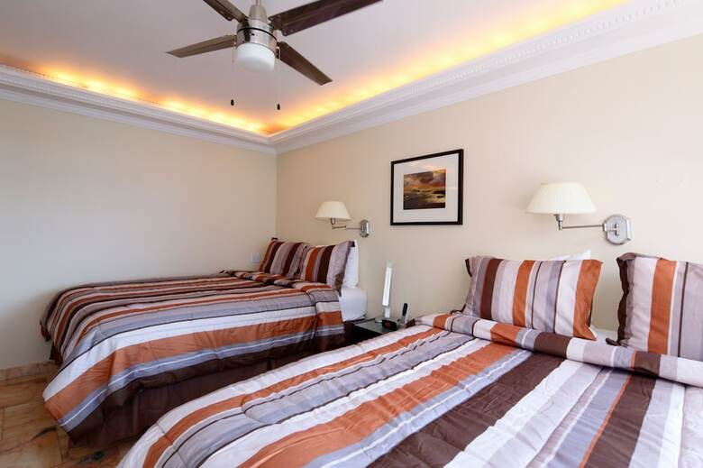 Deluxe Beach Resort - Hora Rentals