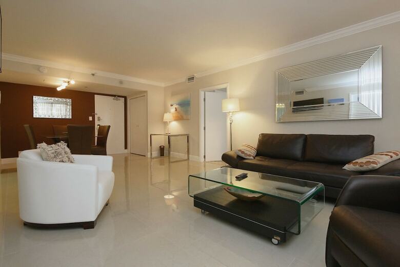 Deluxe Beach Resort - Hora Rentals