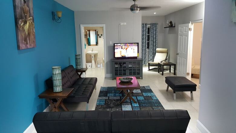 New Kingston Guest Apartment At Donhead