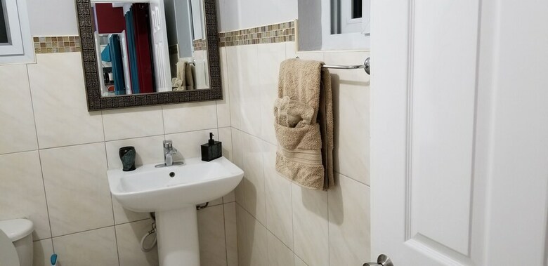 New Kingston Guest Apartment At Donhead