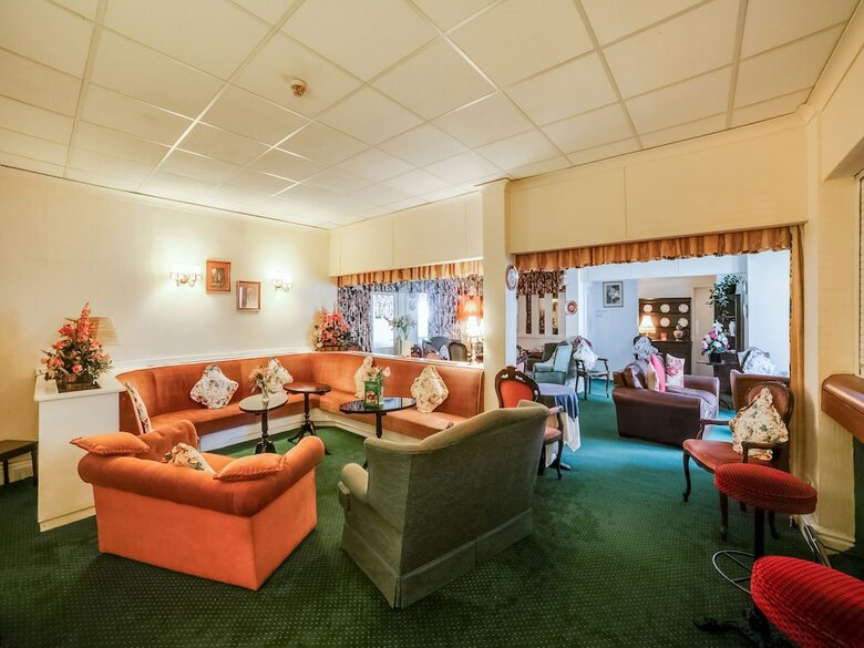 Oyo The Cumberland Hotel