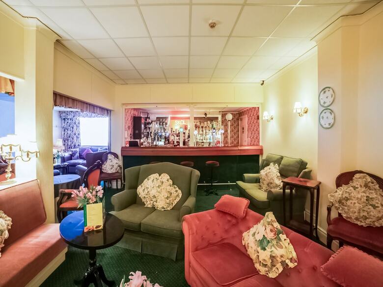 Oyo The Cumberland Hotel
