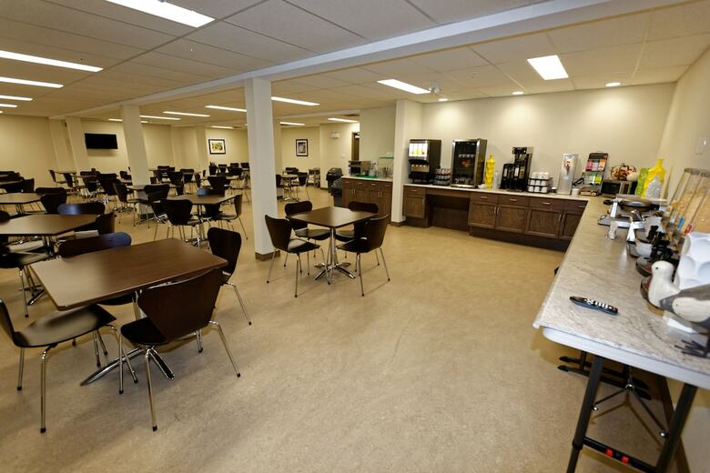 Hotel Crossroads Inn & Suites