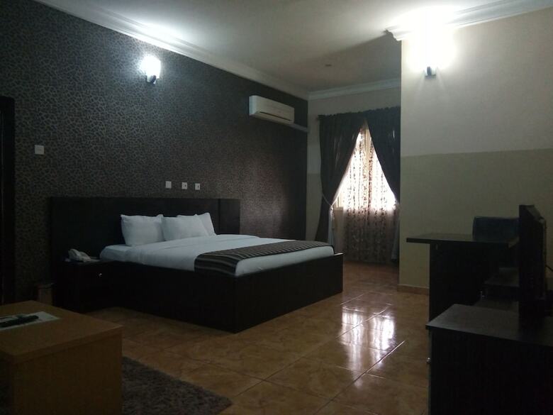 Hotel Kapital Klub & Apartments