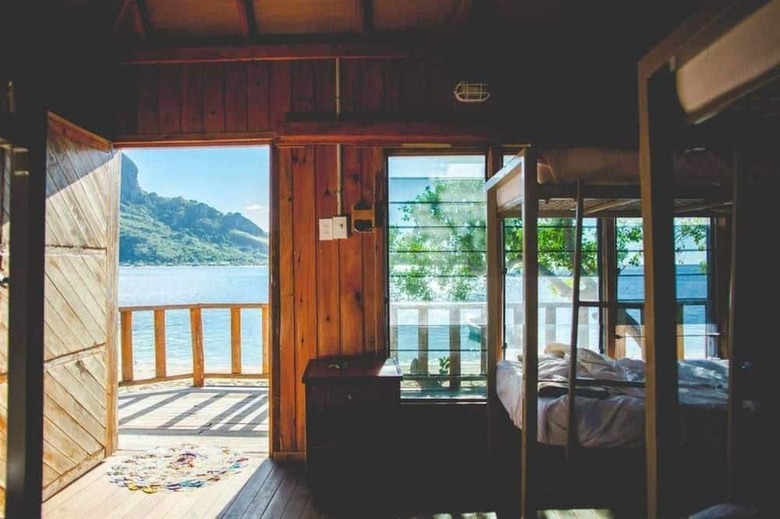 Hostal Barefoot Kuata Island Resort