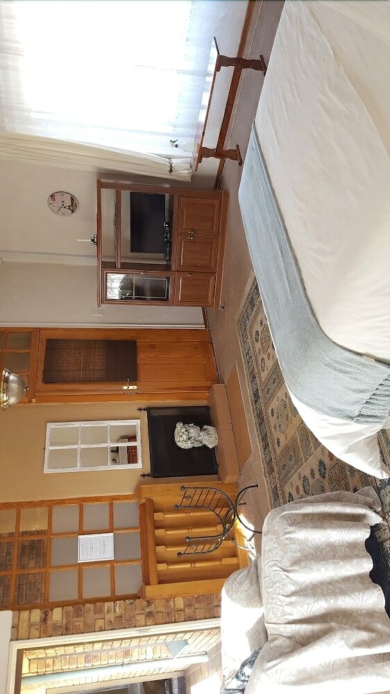 Bed & Breakfast Autumn Breeze Manor