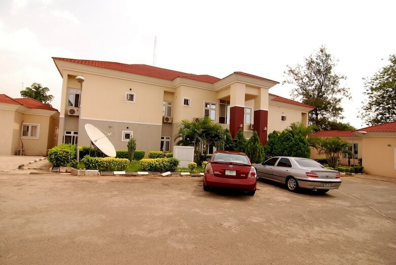 Pine Crest Exclusive Hotel & Suite
