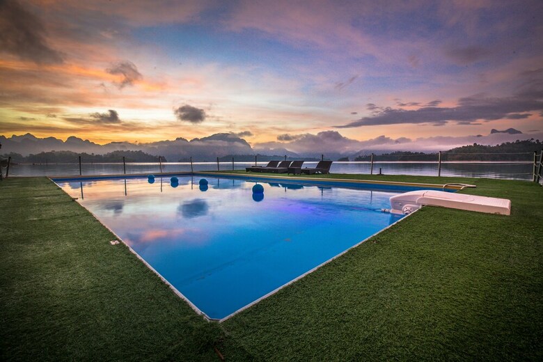 Hotel 500 Rai Khao Sok Floating Resort