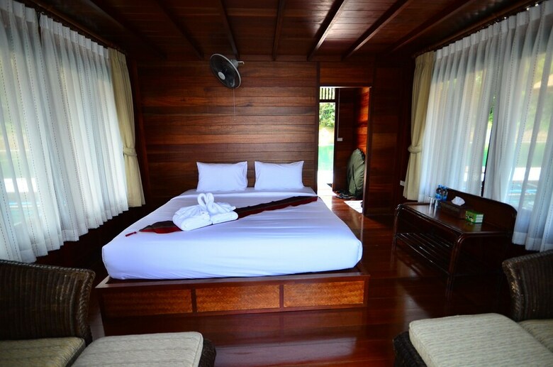 Hotel 500 Rai Khao Sok Floating Resort