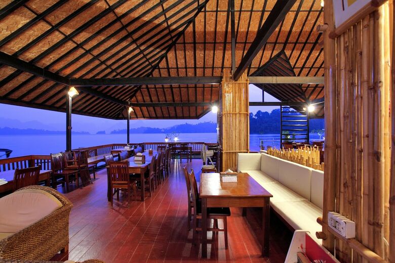 Hotel 500 Rai Khao Sok Floating Resort