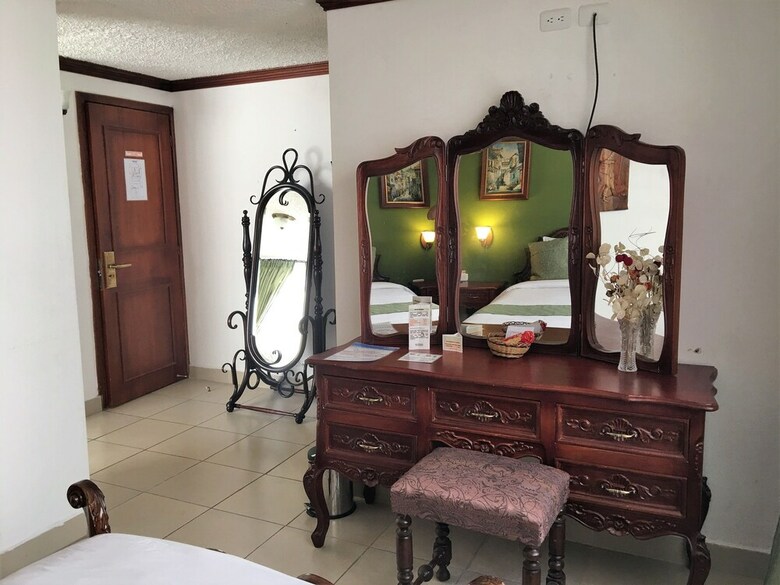 Hostal Mitad Del Mundo