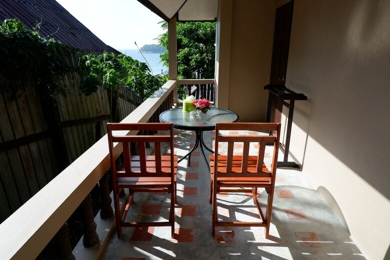 Kata Beachwalk Hotel And Bungalows