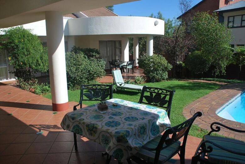 Hotel Woodmead Guest Lodge
