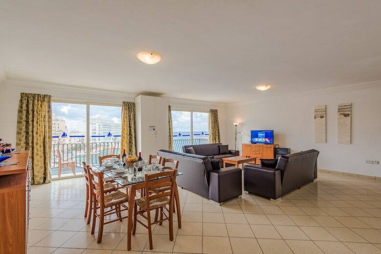 Spinola Bay Mansion Seafront Apartment