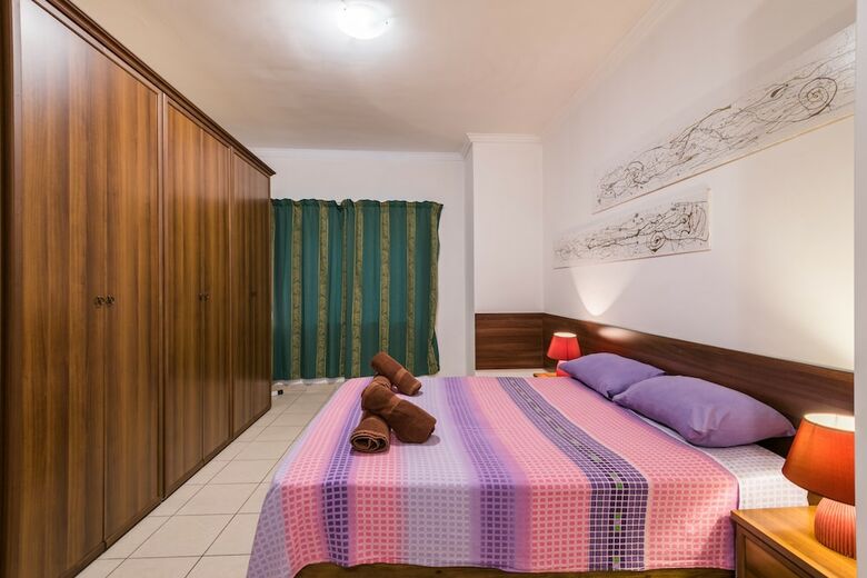 Spinola Bay Mansion Seafront Apartment