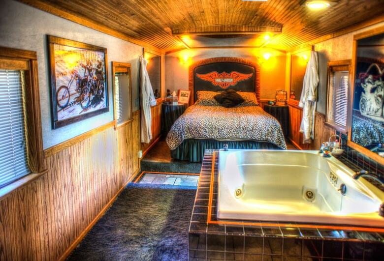 Featherbed Railroad Bed And Breakfast Resort