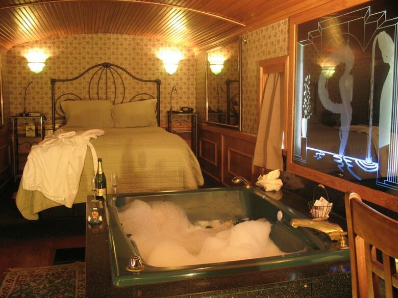Featherbed Railroad Bed And Breakfast Resort