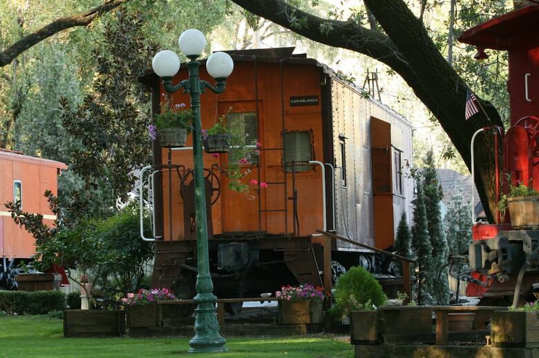 Featherbed Railroad Bed And Breakfast Resort
