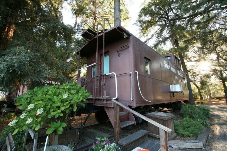 Featherbed Railroad Bed And Breakfast Resort