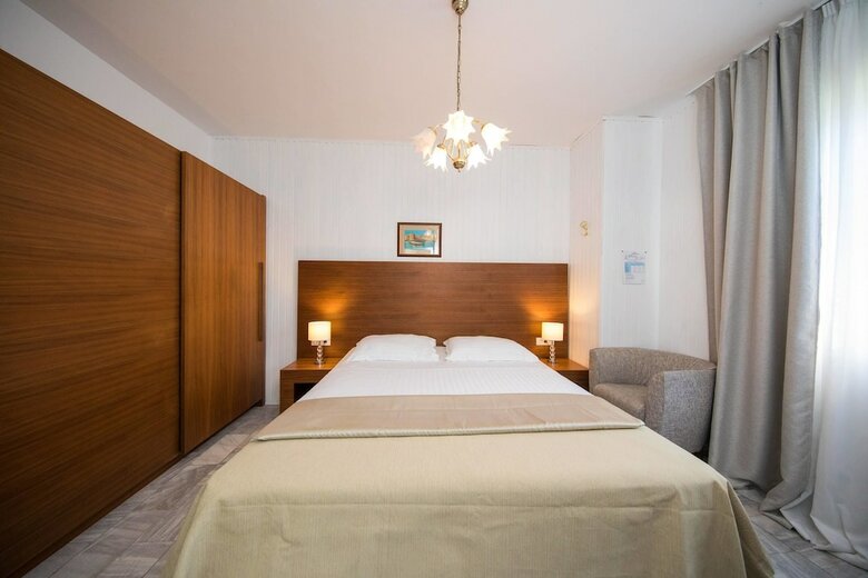 Hotel J&j Bed And Breakfast