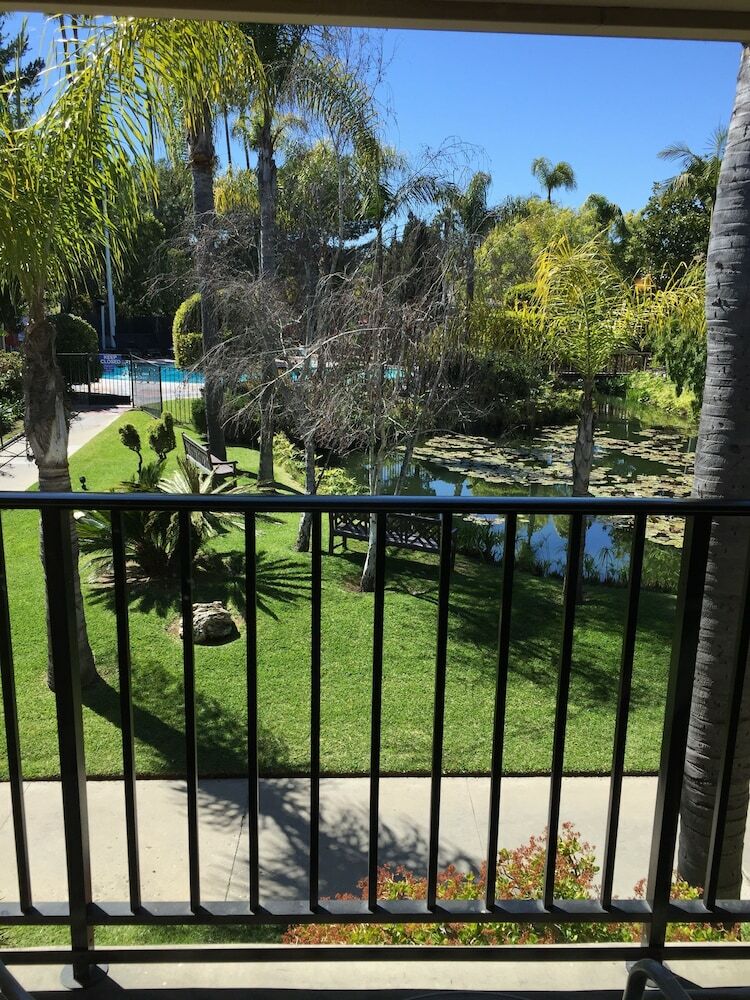 Hotel Ramada By Wyndham Santa Barbara