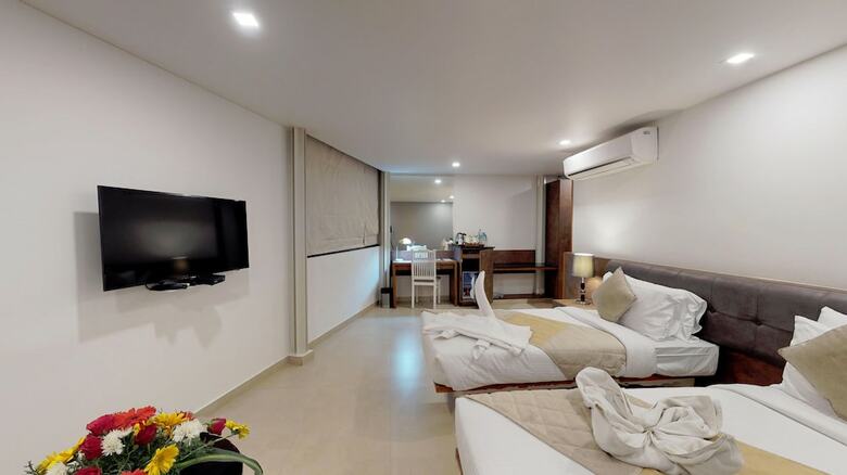 Hotel Shivas Gateway Airport Road