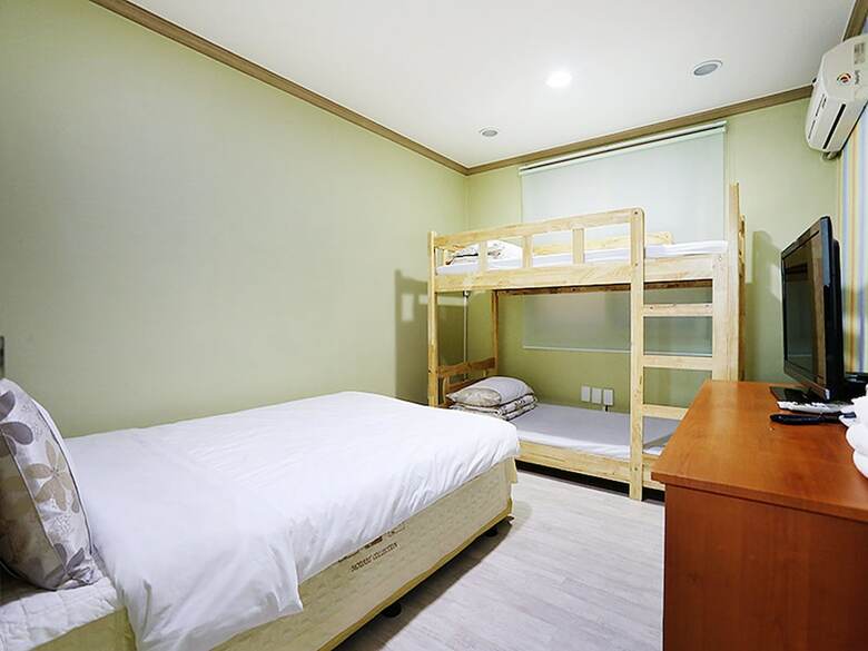 Hotel James Blue Guesthouse - Hostel