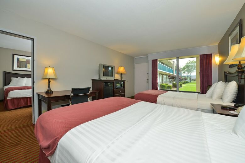 Hotel Lamplighter Inn And Suites