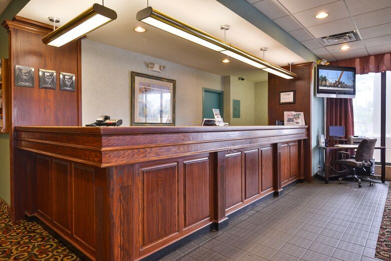 Hotel Lamplighter Inn And Suites