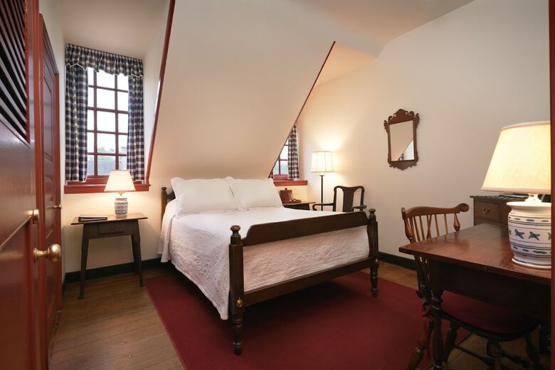The Colonial Houses - A Colonial Williamsburg Hotel