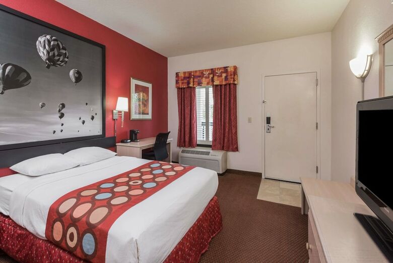 Hotel Super 8 By Wyndham Albuquerque Airport