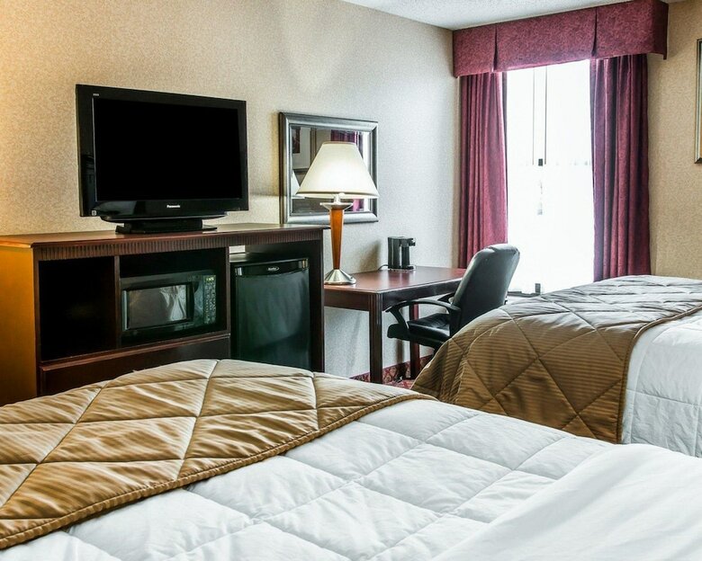 Hotel Clarion Inn & Suites Airport