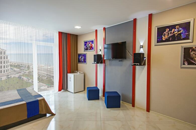 Rock Hotel First Line