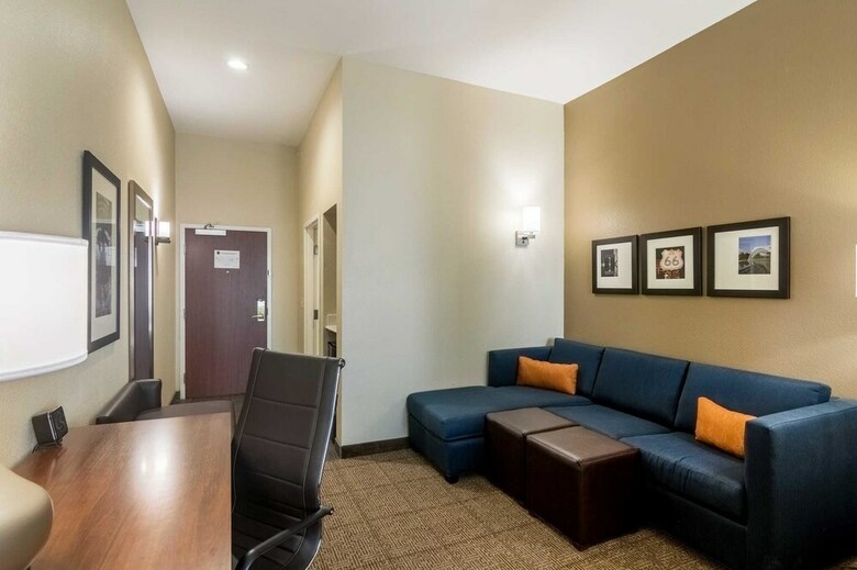 Hotel Comfort Suites Airport On Meridian