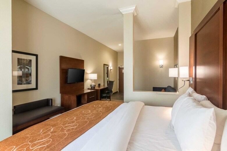 Hotel Comfort Suites Airport On Meridian