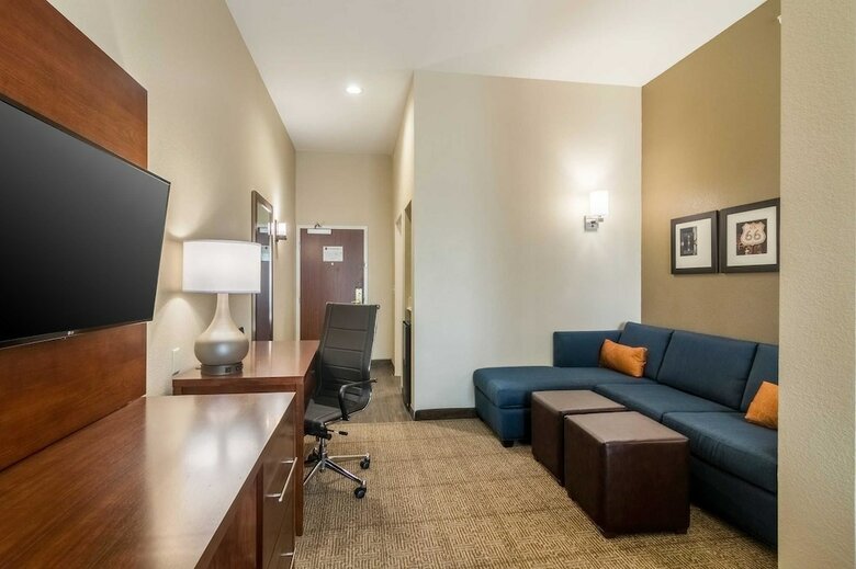 Hotel Comfort Suites Airport On Meridian