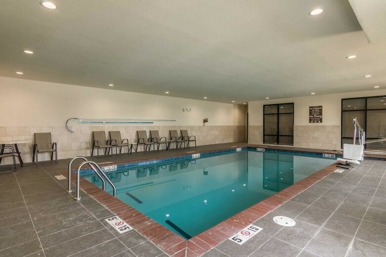 Hotel Comfort Suites Airport On Meridian