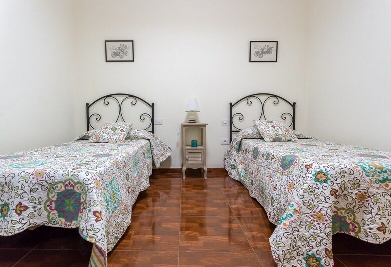 Villa Con Piscina Privada Jard�n By Lightbooking
