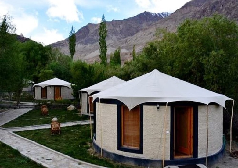 Hotel Mystique Meadows Earth Homes
