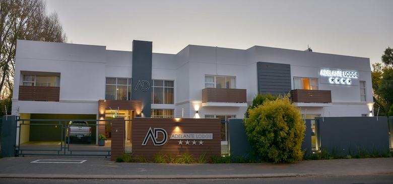 Hotel Adelante Lodge