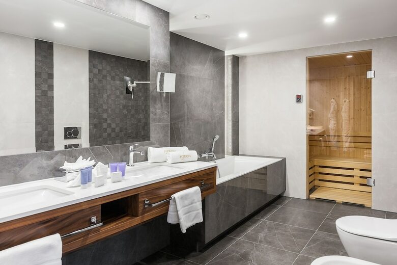 Heron Live Hotel