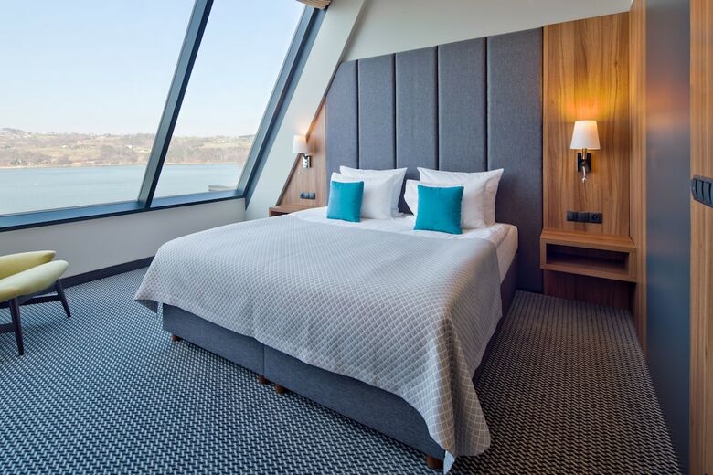 Heron Live Hotel